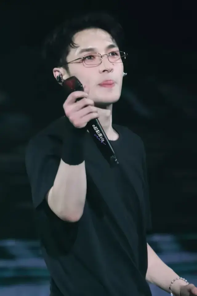 张艺兴引爆郑州！3秒抢空3万票 粉丝清18吨垃圾惊动市长