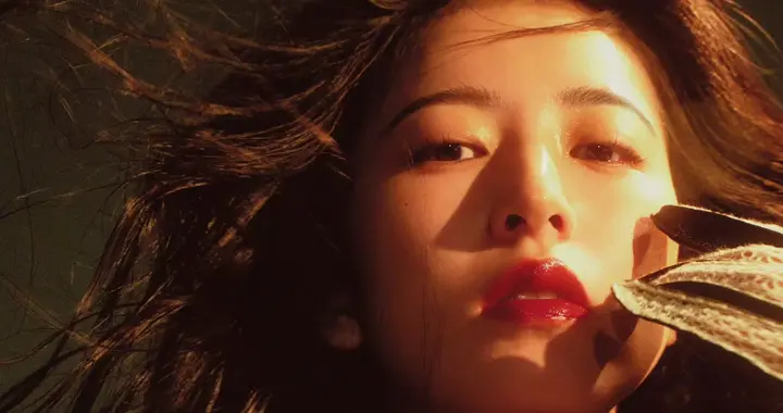 周雨彤《红秀》写真美图