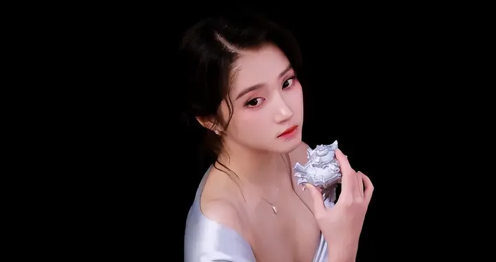 关晓彤一身银色亮片长裙，优雅大气