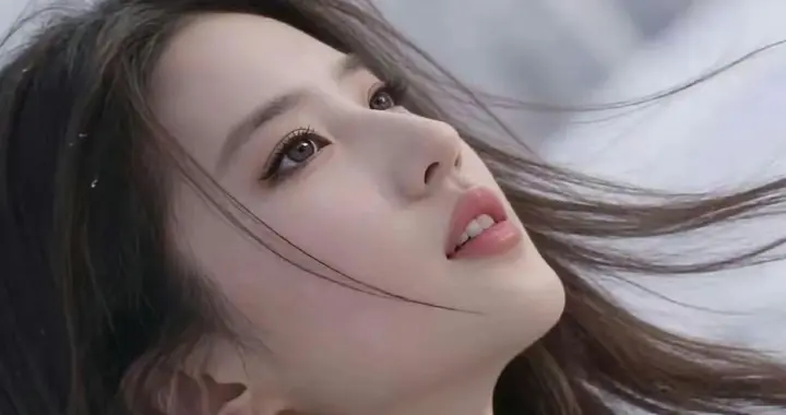 刘亦菲真的绝了！连头发丝都透着精致感，美得无死角～ ???