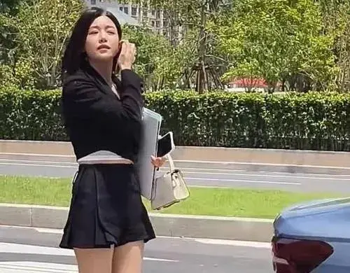 陈妍希离婚后逛街，超短裙秀活力，单身生活愈发精彩