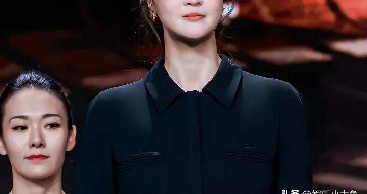 惠若琪出席微博竞燃之夜活动，一身黑色套装穿搭，美得闪闪发光