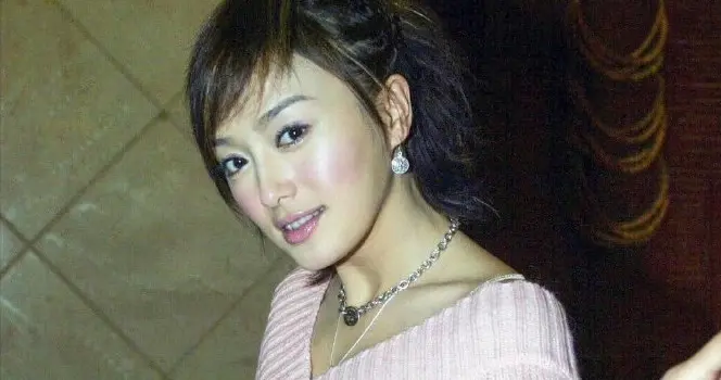 秦岚连夜删图失败！这组生图太疯，粉丝笑到捶桌