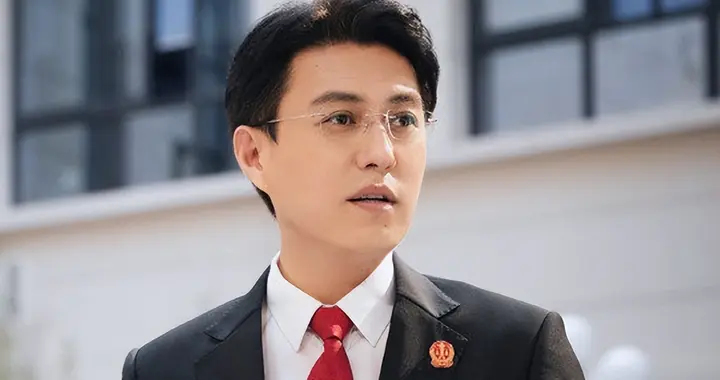 人民日报对靳东的称呼变了，七字之差释放强烈信号，陈道明说对了