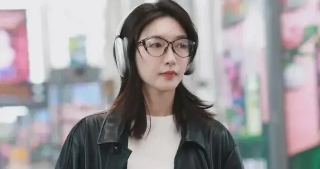 江疏影机场私服真时髦！皮风衣+白色T恤+阔腿裤，随性松弛又高级