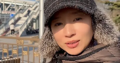 45岁董洁天安门骑行，穿1万7羽绒服在大街吃肉串，86斤体重挺能吃