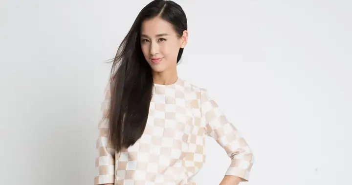 明星高清写真鉴赏｜黄圣依，白短裤配棋盘格，简约又显腿长！