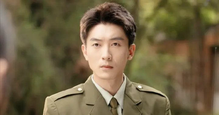 从配角到短剧顶流，曾住 500 元合租房，吴明宇凭什么能两年逆袭？