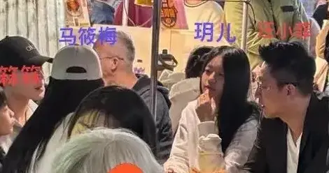 玥儿正脸像爸，鼻梁高挺单眼皮，托腮动作像极了当年大s