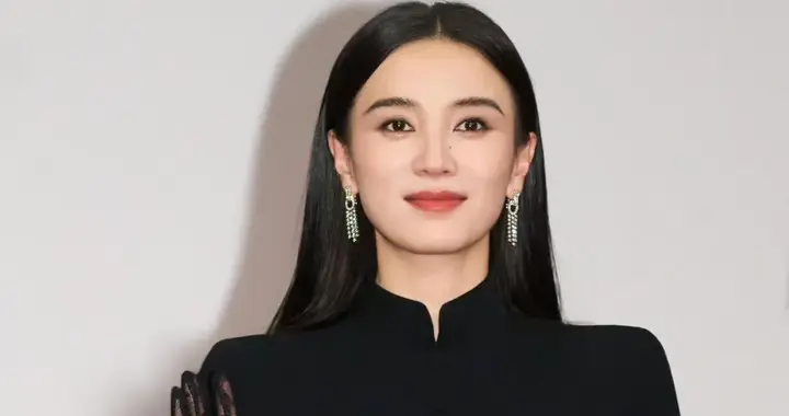 宋佳穿出了80后女性想要高级感！穿黑色修身裙配披肩长发，简约！