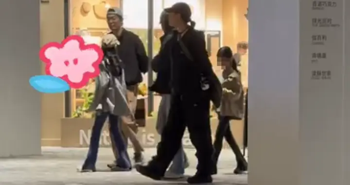 朱亚文一家四口逛乐园，和沈佳妮穿得比路人还朴素，俩女儿都好瘦