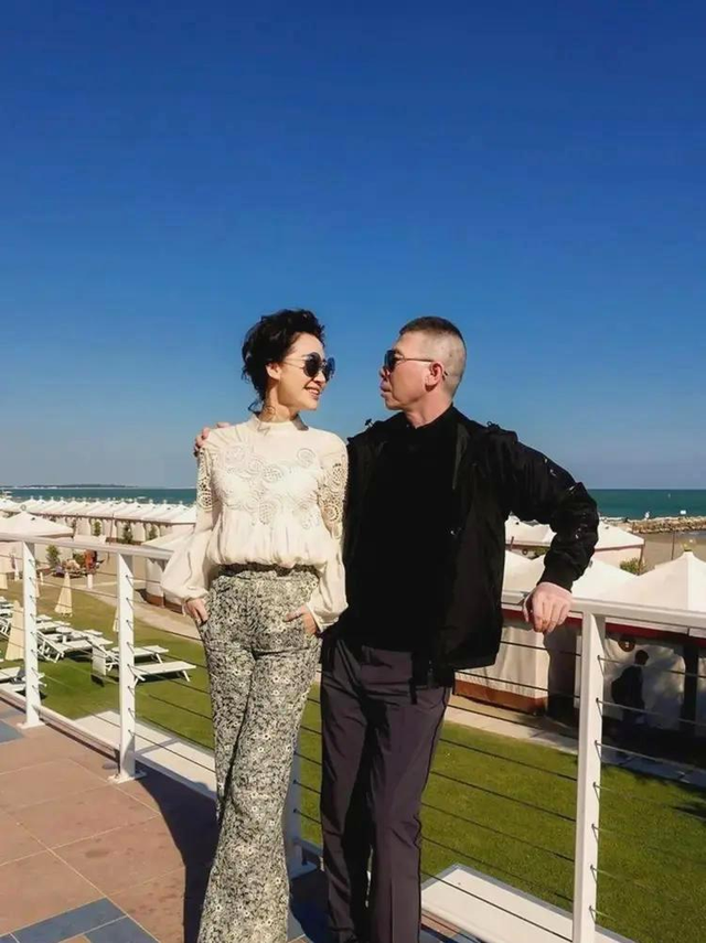 许晴和冯小刚合体照流出,穿蕾丝上衣差点“撑爆”,冯小刚得意享受