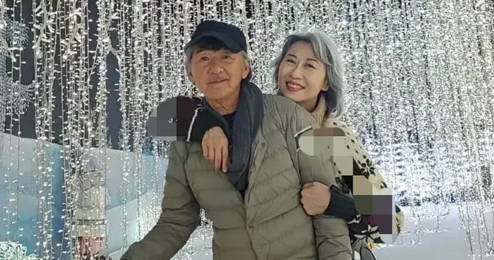 林子祥叶倩文夫妇晒圣诞节合照，祖孙同框合照，看起来很惬意