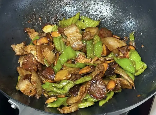 为什么刚炒完菜，千万不能用水冲铁锅？不是医生提醒，差点犯大错