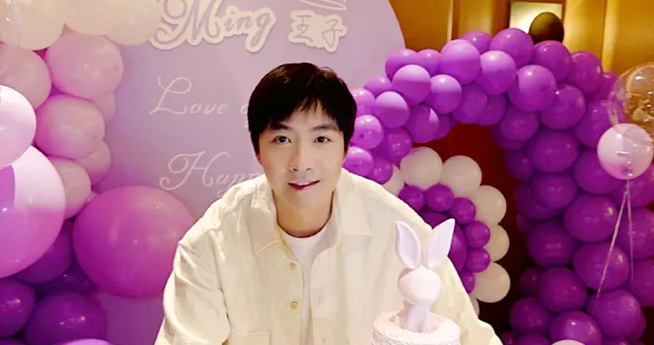 俞灏明38岁庆生照曝光！王晓晨亲昵叫“俞宝”，甜笑藏不住