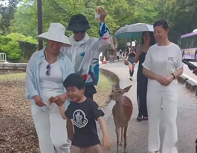 54岁汪峰和35岁森林北出国游玩，她穿黑长裙身材真好，孩子成亮点