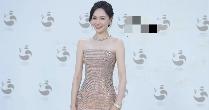 金熊猫奖红毯，唐嫣和佟丽娅精心打扮，却被70岁的赵雅芝抢了风头