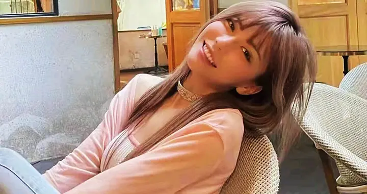 周淑怡白衬衣、金丝眼镜上演制服控，在地上撒泼打滚求上票引热议