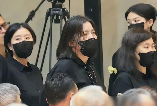 闺蜜曝大S头七，家人朋友通过香槟为其送行，范晓萱缺席再引热议