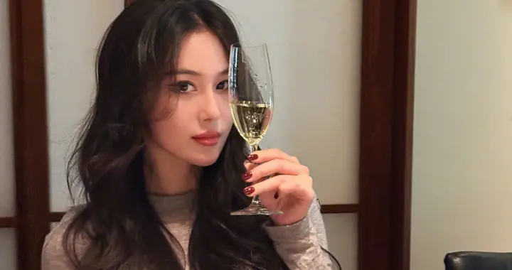 张馨予瘦身成功！和老公在家举杯小酌，走车库也不忘叫何捷拍美照