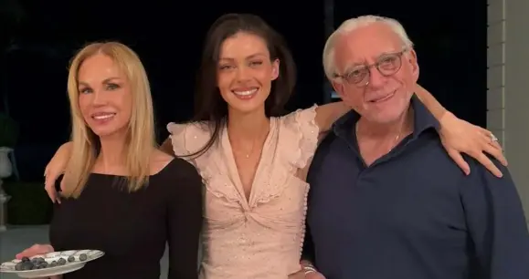 妮可拉晒与父母合照！70岁克劳迪娅风韵犹存，被女儿夸赞美得不行