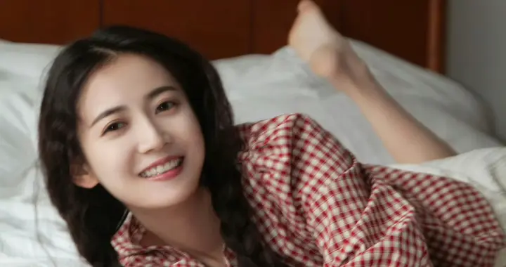 陈钰琪居家随拍超治愈，格子衫配麻花辫好温柔