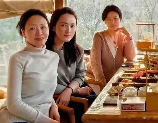 蒋勤勤晒同学聚会照，明星身份未助保养