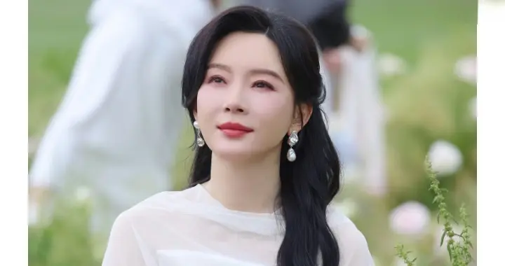 陈数亮相玫瑰谷活动，白色纱裙造型，长发温婉，尽显优雅知性美