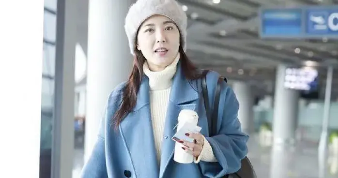 48岁曾黎穿出了高级感！雾霾蓝大衣阔腿裤贝雷帽，减龄又时髦！