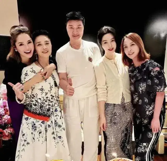 范冰冰一家合照曝光，67岁妈妈颜值惊艳，21岁弟弟范丞丞成焦点