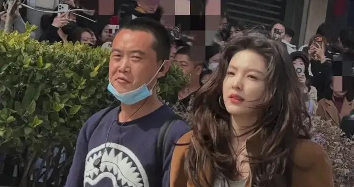 网友上海偶遇章若楠，发型绝美人更美，皮肤发亮