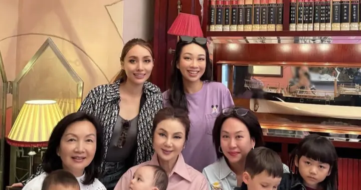 谢玲玲与林建名子女聚会，抱混血侄孙坐中间，林建名第三任妻也在