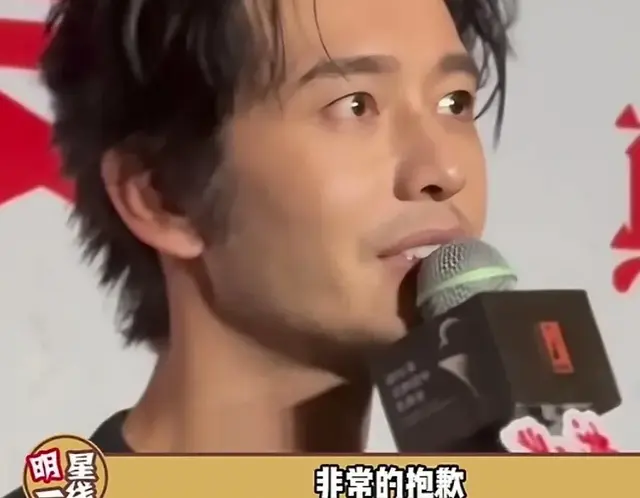 黄晓明因私事鞠躬道歉，久久不起，身形消瘦眼含泪花，骑虎难下！