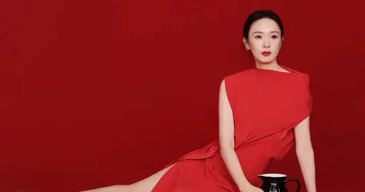 童瑶新年穿着红色开叉裙写真，喜庆佳人