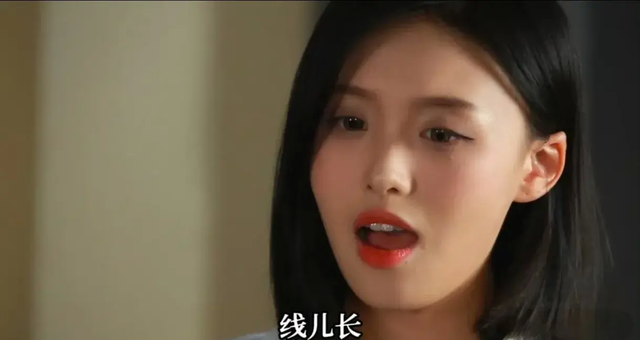 她是刀郎乐队的一匹黑马，也是目前独有的领唱，其身份背景不简单