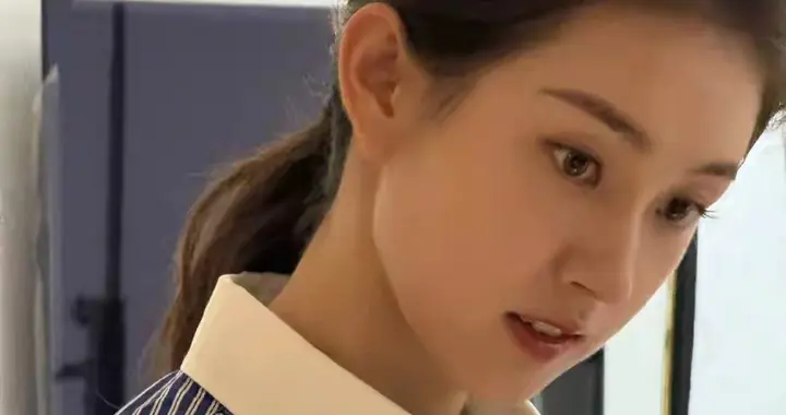 郭宇欣被助理偷拍素颜工作照，毫无违和感，颜值惊艳出圈