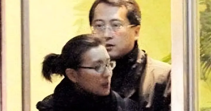 赴美留学后，他身价超百亿成投资大佬，现儿女双全，妻子家喻户晓