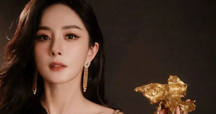 杨幂黑金鎏金裙，曼妙身姿勾勒曲线