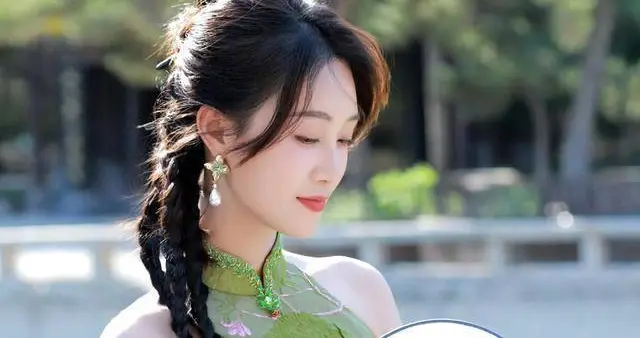 蓝盈莹绿色旗袍的美，宛如定格在画中的仙女