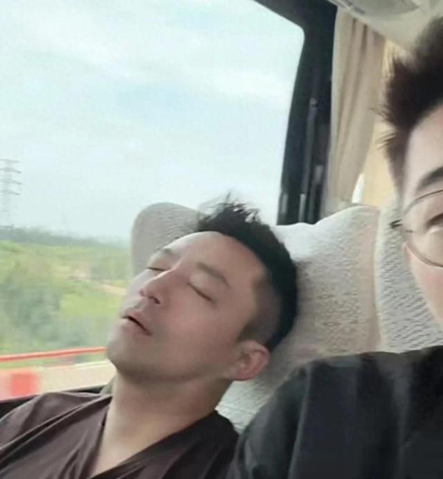 汪小菲带老婆孩子去内蒙草原玩 穷游团建撞上品牌宣传搞到半夜