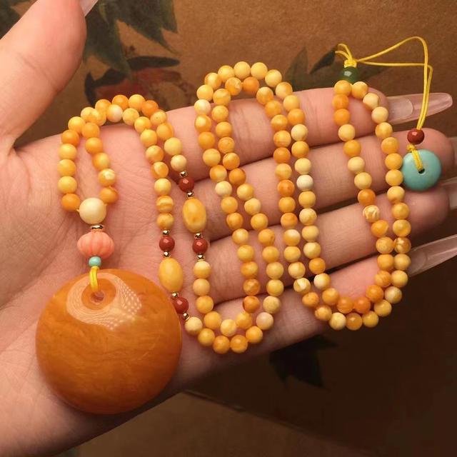 深度解析：文玩市场中的珍宝——蜜蜡传奇