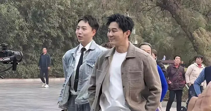 46岁李晨公园被偶遇，引得一群大妈热情围观，魅力还是不减当年