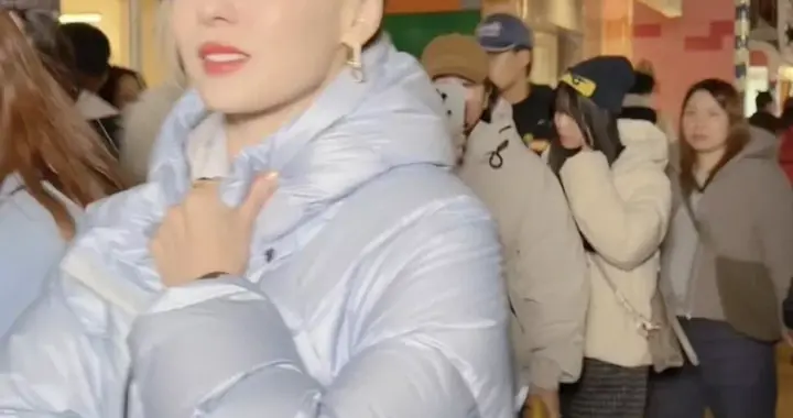 45岁张柏芝在上海街边被偶遇，她穿着羽绒服，脸蛋圆润