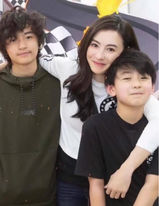 谢霆锋带Lucas日本滑雪，父子俩一年多次聚，知情人士曝更多细节