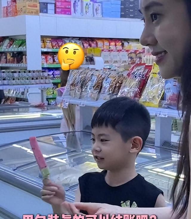秋瓷炫瘦成排骨胸，带儿子逛超市言语引争议，网友：父子关系堪忧