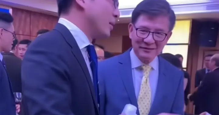 霍启山罕见和继父罗康瑞同框，两人热聊不停！一旁朱玲玲笑开花！