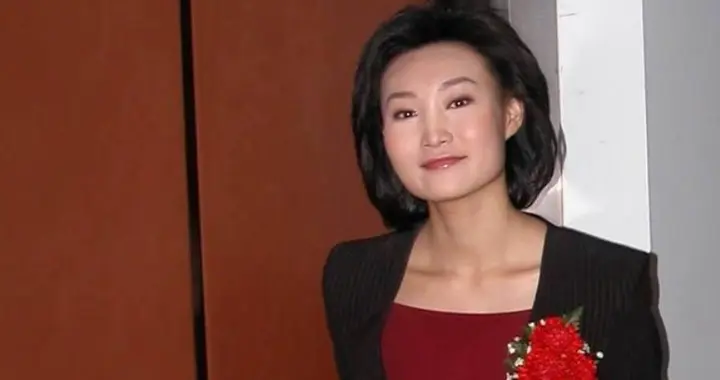 隐婚生子？移民国外？央视主持李梓萌现状曝光，传闻终于真相大白