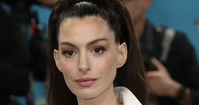 安妮·海瑟薇街头亮相：冻龄容颜引发整形猜测