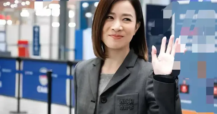 佘诗曼波波头真时髦！灰色短西装+灰T+牛仔裤，休闲洋气又高级！