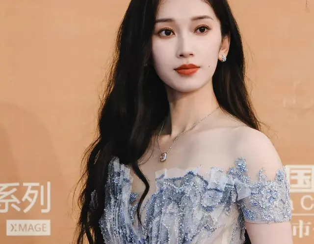 刘令姿，清冷美人也很惹火